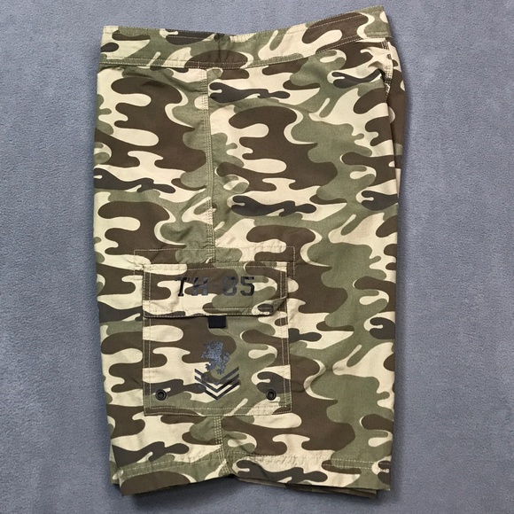 Tommy Hilfiger Camo Board Shorts Mens Medium Hybrid Shorts Swim Boat Fish 9" - Picture 2 of 11
